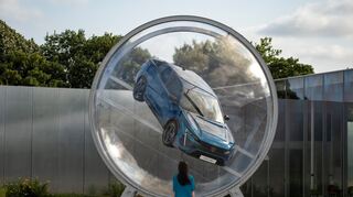 mid Groß-Gerau - Der Peugeot 408 wurde im August in einer außergewöhnlichen transparenten und drehbaren Kugel "The Sphere" im Louvre-Lens in Frankreich präsentiert.