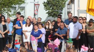Die Erstklässler der Schillerschule versammeln sich mit Eltern und Verwandten zur Einschulungsfeier im Schulhof.