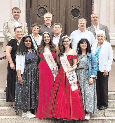 Besuch in der Bibliser Partnerstadt Katy Wroclawskie: die Delegation mit den Bibliser Hoheiten Gurkenkönigin Leonie-Marie I. und ihre Prinzessin Melanie.