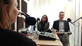 Angela Boll (v.l.) im Podcast-Gespräch mit Sabrina Hausen und Peter Lintz.