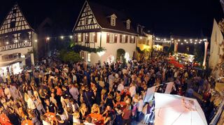 An der Sonnenbrücke treffen sich immer besonders viele Menschen auf dem Altstadtfest in Speyer. Gute Stimmung vor der Fachwerkkulisse.
