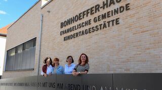 Pfarrerin Dorothee Löhr (v.l.), Kita-Leiterin Nicola Geller, Gabriele-Sophie Klüter vom Ältestenkreis und Projektleiterin Sabine Acker vor dem neuen Bonhoeffer-Haus.