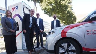 Natalie Waterboer, Christian Specht, Ralf Klöpfer und Daniel Jung testen die neue Ladestation.