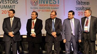 Gautam Adani (2. v. r.) beim vierten Global Investors Summit im Jahr 2014.