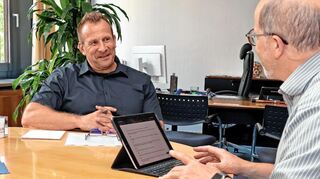 Heddesheims Bürgermeister Achim Weitz (l.) ist seit 100 Tagen im Amt ist. Im Interview mit „MM“-Redakteur Hans-Jürgen Emmerich blickt er auf seinen Start zurück und in die nahe Zukunft.