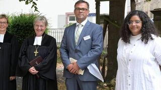 Im Gespräch: Pfarrerin Christine Gölzer (v.l.), Bischof Karl-Heinz Wiesemann, Reverend Eun Jeong Son, Erzpriester Georgios Basiou-dis, Oberkirchenrätin Marianne Wagner, Kirchenpräsidentin Dorothee Wüst, Pfarrer Florian Gärtner und Mara Zöller.