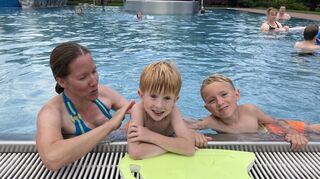 Aus Berlin nach Bürstadt: Bettina Pawlowski genießt den Besuch im Freibad mit ihren Söhnen Lasse (vier Jahre) und Paul (sieben).