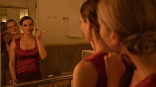 Kim (Frederike Brecht, vorne) und Maja (Nina Gummich) werden in „So laut du kannst“ erst einmal zur Zielscheibe zweifelhafter Begierden.