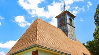 Auch eine Bank gibt es jetzt: Die sanierte Magdalenenkapelle in Straßenheim – unscheinbar, aber bedeutend.
