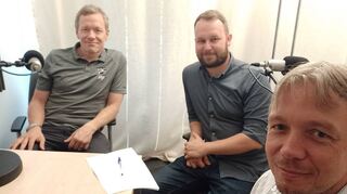 Zu Gast im Podcast-Studio: Adler-Sportmanager Jan-Axel Alavaara (v.l.) mit den MM-Sportredakteuren Philipp Koehl und Christian Rotter.