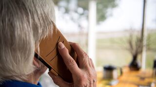 Eine Seniorin telefoniert mit ihrem Smartphone.