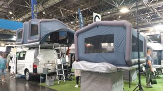 mid Düsseldorf - In fünf Minuten ausgeblasen sind die Dachzelte von Turtle Tent aus Wien.