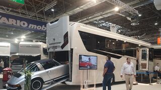 mid Düsseldorf - Ein echter Porsche 911 Targa findet im Liner von Vario Mobil Platz.