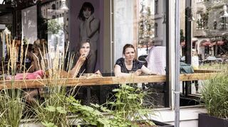 Nicht alles läuft nach Plan, aber unser Alltag nimmt darauf keine Rücksicht: Szene aus „Wunderschön“ mit Nora Tschirner (l.), Karoline Herfurth.