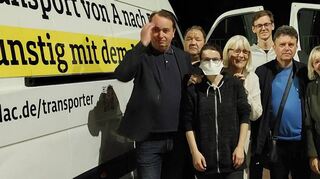 Das Team um Claudia Schiller (3. v. r.) mit den zwei Sprintern, mit denen sich die engagierten Helfer auf die Fahrt Richtung Osten machten.