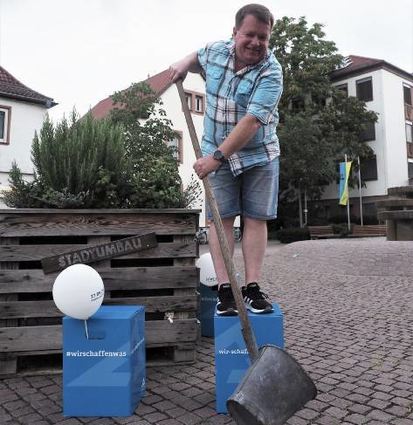 Stefan Herz vom Heimatmuseum mit einem Jaucheschöpfer.