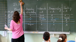 Lehrerinnen und Lehrer zieht es oftmals in den Raum Heidelberg. Sowohl im Zuständigkeitsbereich des Regierungspräsidiums Karlsruhe als auch im Land herrschen regionale Unterschiede bei der Besetzung von Stellen.