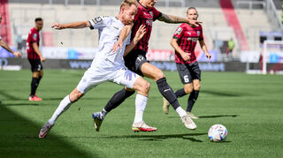 Marc Schnatterer (13, SV Waldhof Mannheim ) im Zweikampf mit Calvin Brackelmann (17, FC Ingolstadt 04 ).