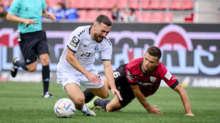 Mannheims Berkan Taz stürzt im Zweikampf um den Ball zu Boden.
