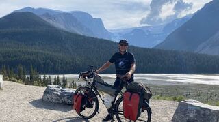 Karsten Drath mit seinem Rad im atemberaubenden Panorama der Rocky Mountains.