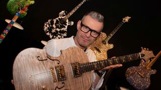 Der Deidesheimer Gitarrenbaumeister Jens Ritter präsentierte beim Guitar Summit 2022 sein neues Modell "Le Brassus". Bild: Markus Mertens