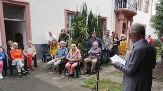 Der Vorsitzende des Fördervereins, Hans Stahl (r.), bedankt sich bei all denen, die bei der Sanierung der Schlössel-Fassade geholfen haben.