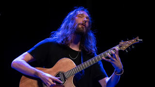 Ein Künstler auf den Saiten beim Mannheimer Guitar Summit: Im Konzertprogramm brillierte auch der Brite Mike Dawes.