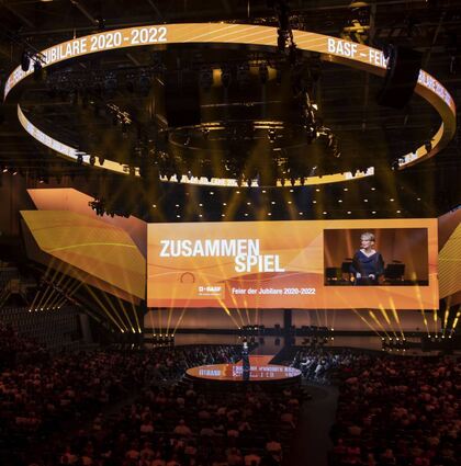 Gewaltiger Rahmen: Für die Jubilarfeier für drei Jahrgänge mietet sich die BASF für zwei Abende in die Mannheimer SAP-Arena ein.