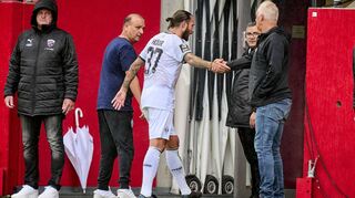 Der Anfang vom Ende: Marco Höger muss mit Rot vom Platz, unmittelbar danach fing sich der SV Waldhof den spielentscheidenden 0:1-Rückstand ein.