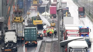Der beschädigte Container im Mannheimer Hafen musste tagelang gekühlt werden.