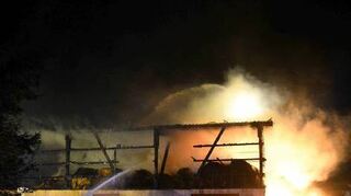 Die Feuerwehr bekämpfte den Vollbrand einer großen Scheune.
