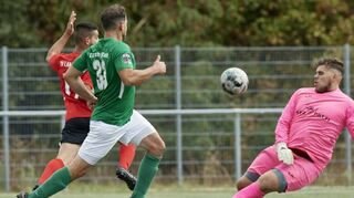 Lampertheims Abdulhameed Al Windawi scheitert an ETB-Keeper Timo Sauer.