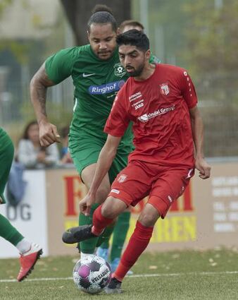 Mustafa Azad (r.) feierte mit dem FC Türkspor einen klaren Sieg.