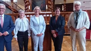 Innenminister Roger Lewentz hat zusammen mit Speyers Oberbürgermeisterin Stefanie Seiler (Mitte) den Tag des offenen Denkmals sowie den Denkmaltag Rheinland-Pfalz eröffnet. Mit dabei sind auch Christiane Brodersen vom Presbyterium der Dreifaltigkeits-gemeinde (v. l.), Dr. Heike Otto (Generaldirektorin der GDKE) und Dr. Roswitha Kaiser (Landeskonservatorin der GDKE).