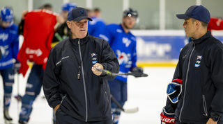 Adler-Trainer Bill Stewart gibt die Richtung vor – und seine Spieler folgen ihm. „Es ist schön zu sehen, wie die Jungs miteinander arbeiten“