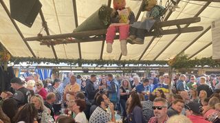 Dicht an dicht sitzen die Massen beim Literarischen Frühschoppen auf dem Wurstmarkt.