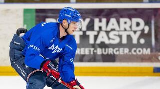 Anfang August trainierte Lean Bergmann noch mit den Adlern in Mannheim, bis zum 27. Dezember geht er für die Iserlohn Roosters auf Torejagd.