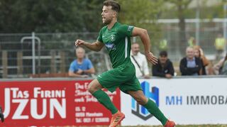 Viernheims Erik Anhoelcher teibt den Ball gegen den FC Türkspor nach vorne.