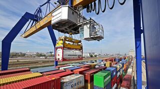 Ein Kran bewegt pro Stunde etwa 15 bis 17 Container vom Terminal zum Transport auf Schiff, Schiene und Straße oder umgekehrt.