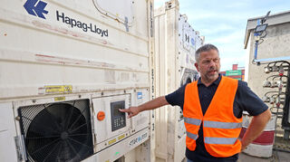 Marco Speksnijder, Geschäftsführer von Contargo, zeigt einen Kühlcontainer.