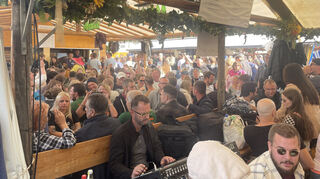 Momentaufnahme um 10.20 Uhr am Montagmorgen: Die Pfalz singt, schunkelt und trinkt beim Literarischen Frühschoppen auf dem Dürkheimer Wurstmarkt.