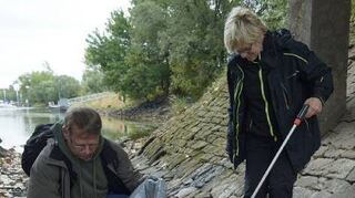 Geocacher Peter Beck und Silvia Richter beim Müllsammeln.