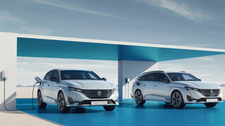 mid Groß-Gerau - Die zwei nächsten Peugeot 308-Versionen, die Limousine und die Kombi-Variante SW, werden ab 2023 von einem neuen Elektromotor angetrieben.
