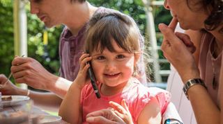 Bereits Kleinkinder zeigen oft wenig Scheu, wenn es ums Telefonieren geht. Es empfiehlt sich aber, ein paar Verhaltensregeln einzuüben.