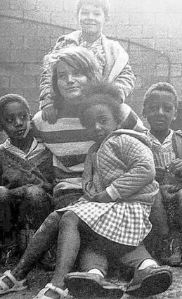 Joana mit Kindern im Hof des Ferienlagers in Frankreich.