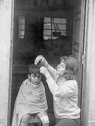 Joana schneidet als Ferienhelferin in Frankreich einem Jungen die Haare.