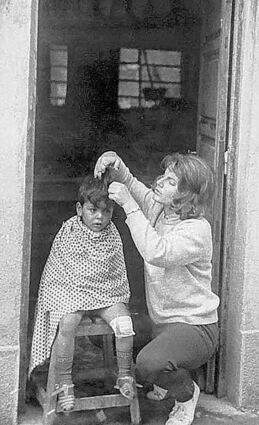 Joana schneidet als Ferienhelferin in Frankreich einem Jungen die Haare.