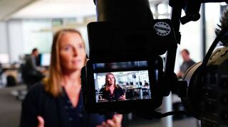 Das ZDF dreht beim „Mannheimer Morgen“ im Newsroom über einen Stalking-Terror-Fall aus dem Crime-Podcast von Angela Boll.