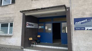 Das Flüchtlingsheim in der Bochumer Straße auf der Rheinau beim Besuch des „MM“. Einige Fenster sehen kaputt und nur provisorisch geschlossen aus.