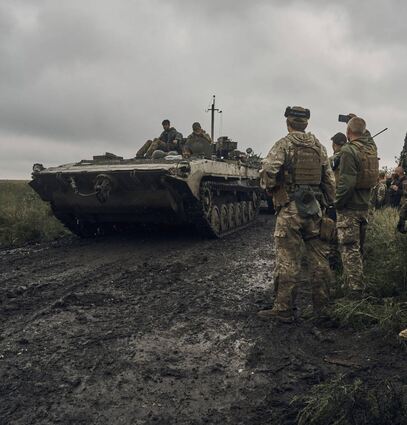 Ukrainische Soldaten und Militärfahrzeuge im befreiten Gebiet rund um die Stadt Charkiw.